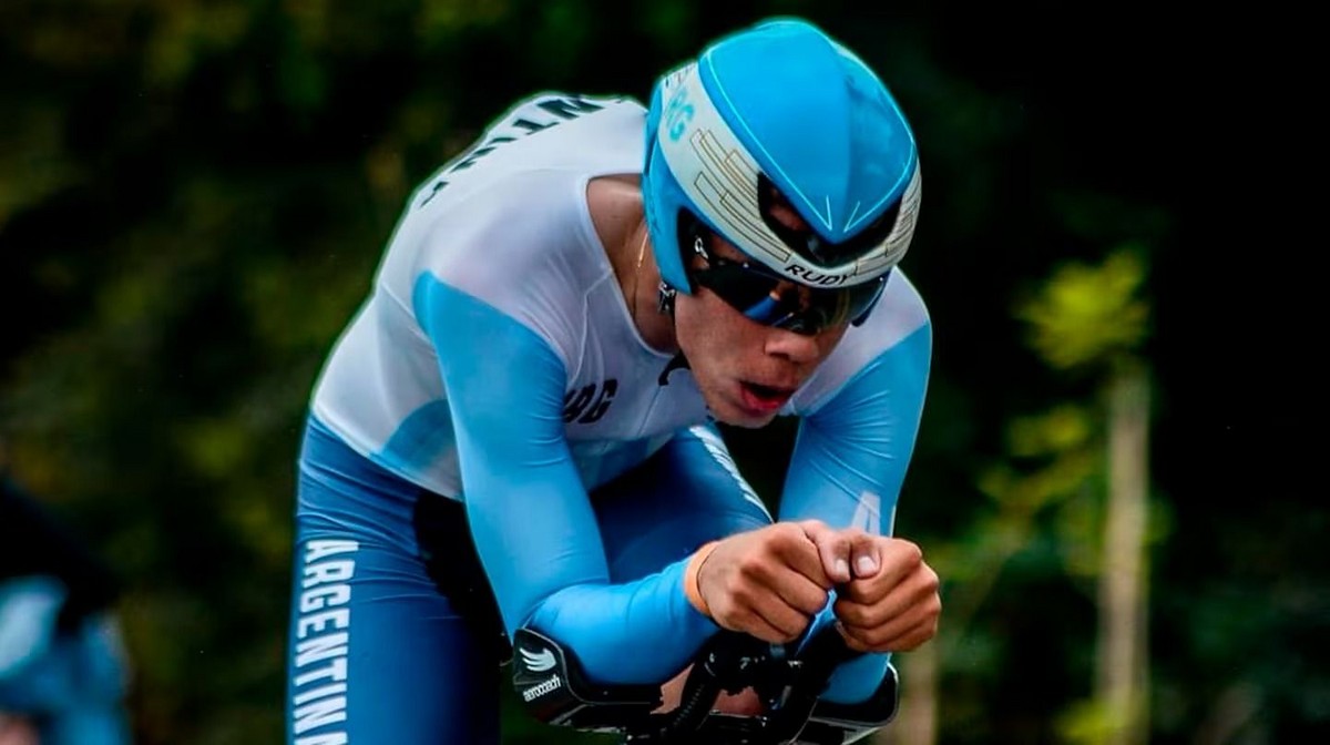 Mateo Kalejman con indumentaria argentina durante una prueba de ciclismo contrarreloj.