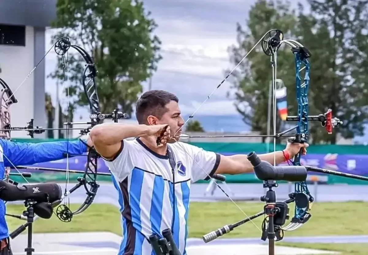 Lucas Garcés prepara un lanzamiento con su arco compuesto y la camiseta argentina.