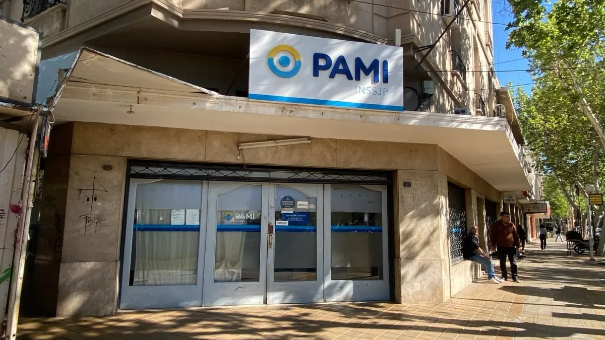 Entrada de una oficina de PAMI con el cartel del organismo sobre la puerta.