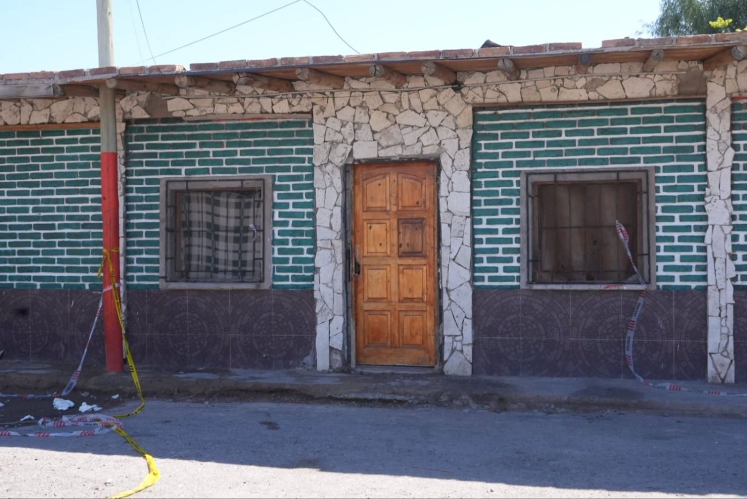 Fachada de la vivienda de Villa 1° de Mayo, en Chimbas, con faja policial, donde murió Gonzalo Quinteros Olmos