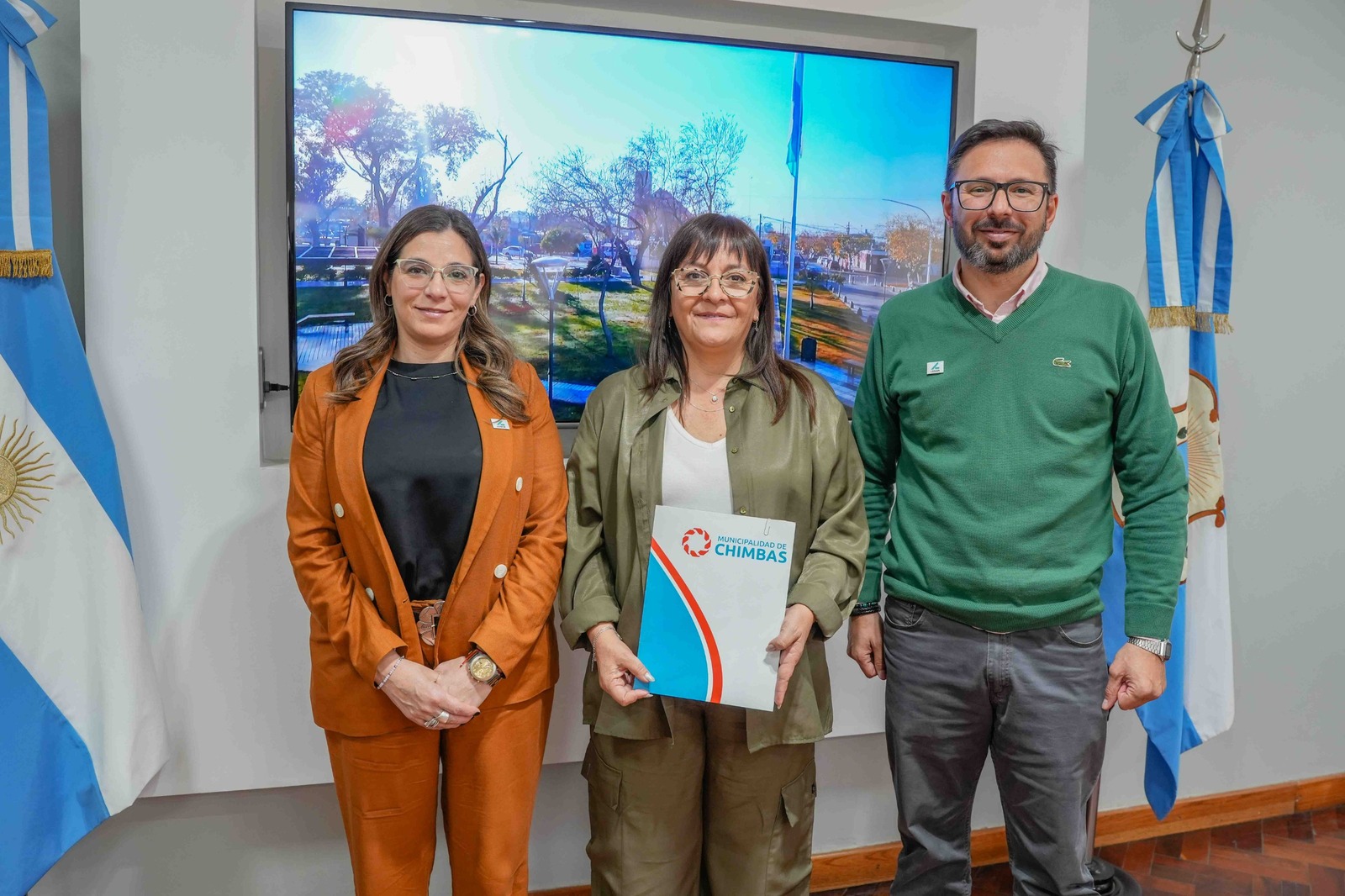 Intendenta Daniela Rodríguez con representantes de LENOR en la Municipalidad de Chimbas