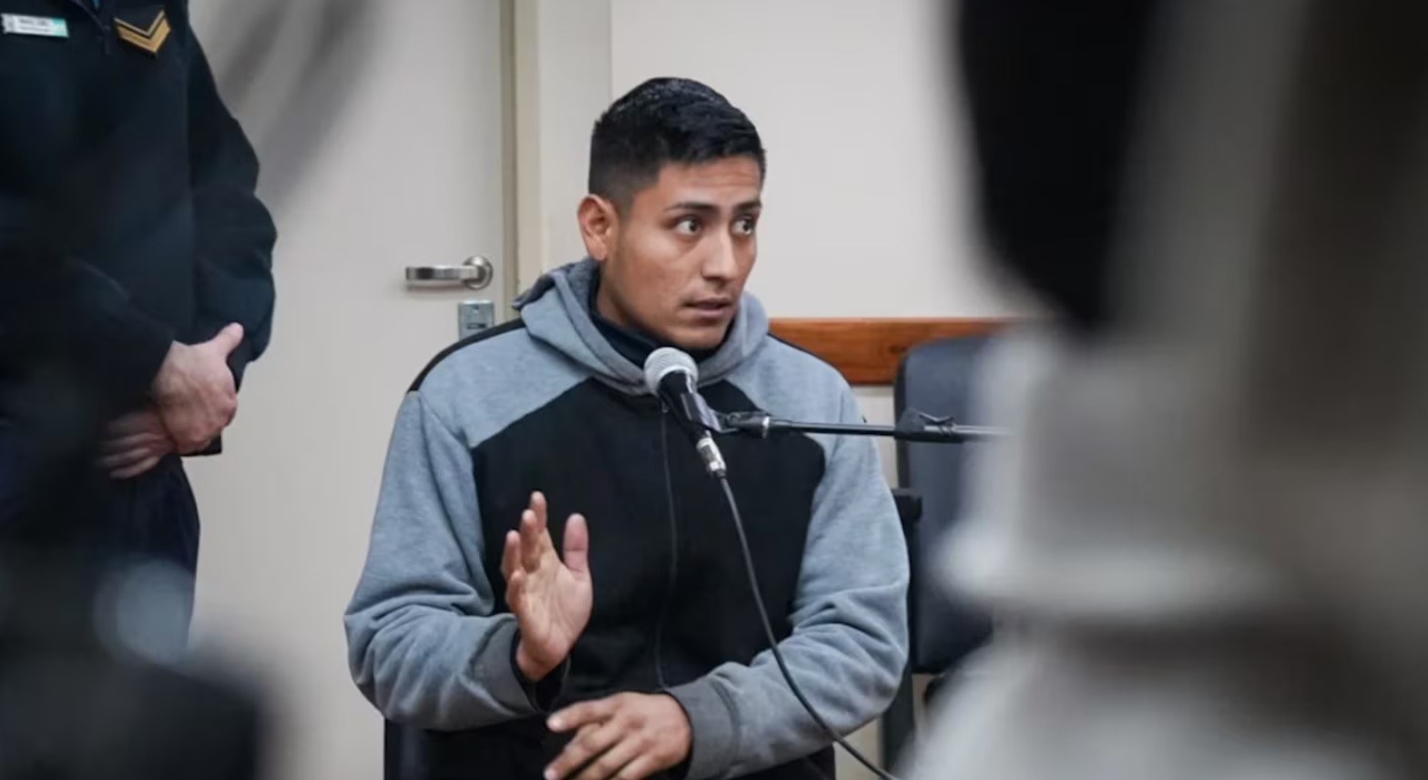 Gonzalo Rivero, imputado por la muerte de Camila Vecchiarello, habla ante un micrófono en una audiencia
