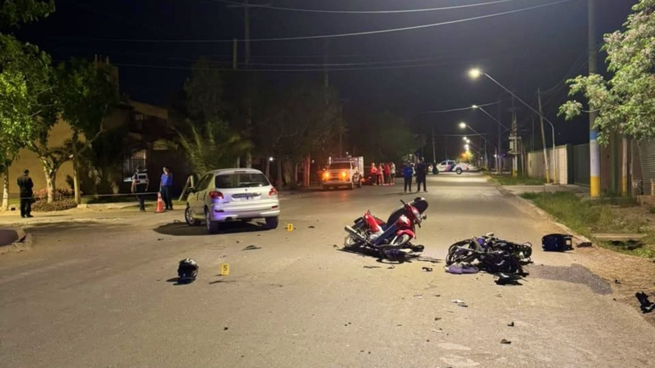 Dos motocicletas sobre la calzada y un automóvil en el lugar del choque en Rawson.