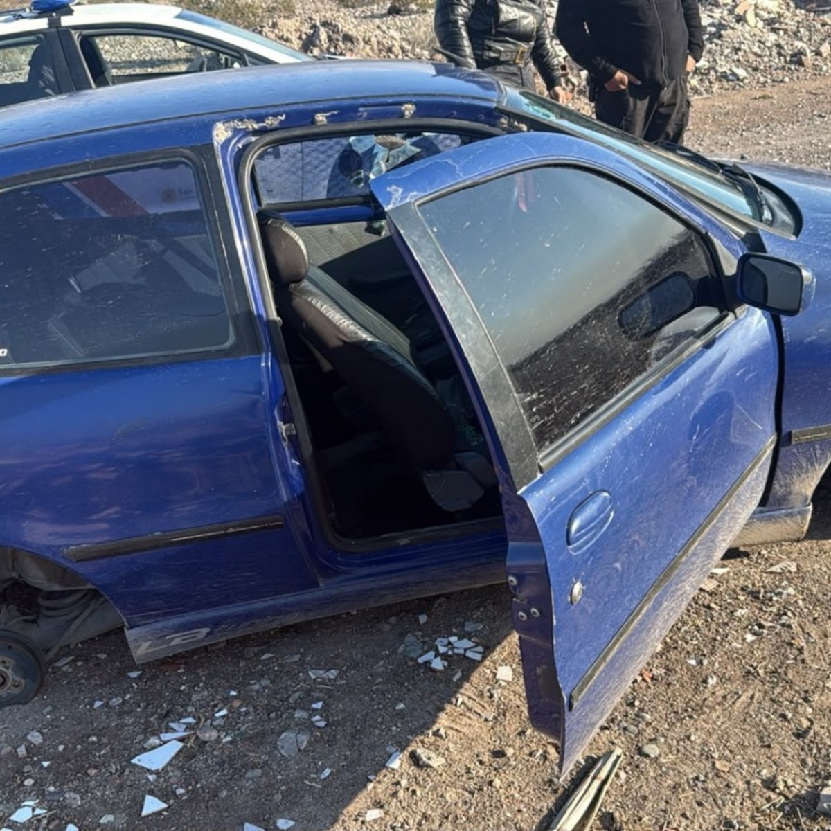 Fiat Palio azul recuperado en Chimbas, con una puerta abierta y daños visibles.