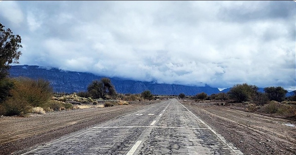 Calzada deteriorada de la Ruta 40 Norte, con montañas al fondo.