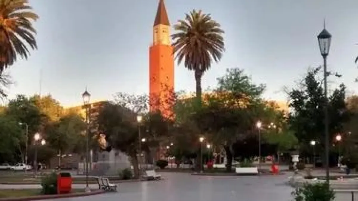 Vista de la plaza y el campanil de la Catedral de San Juan.