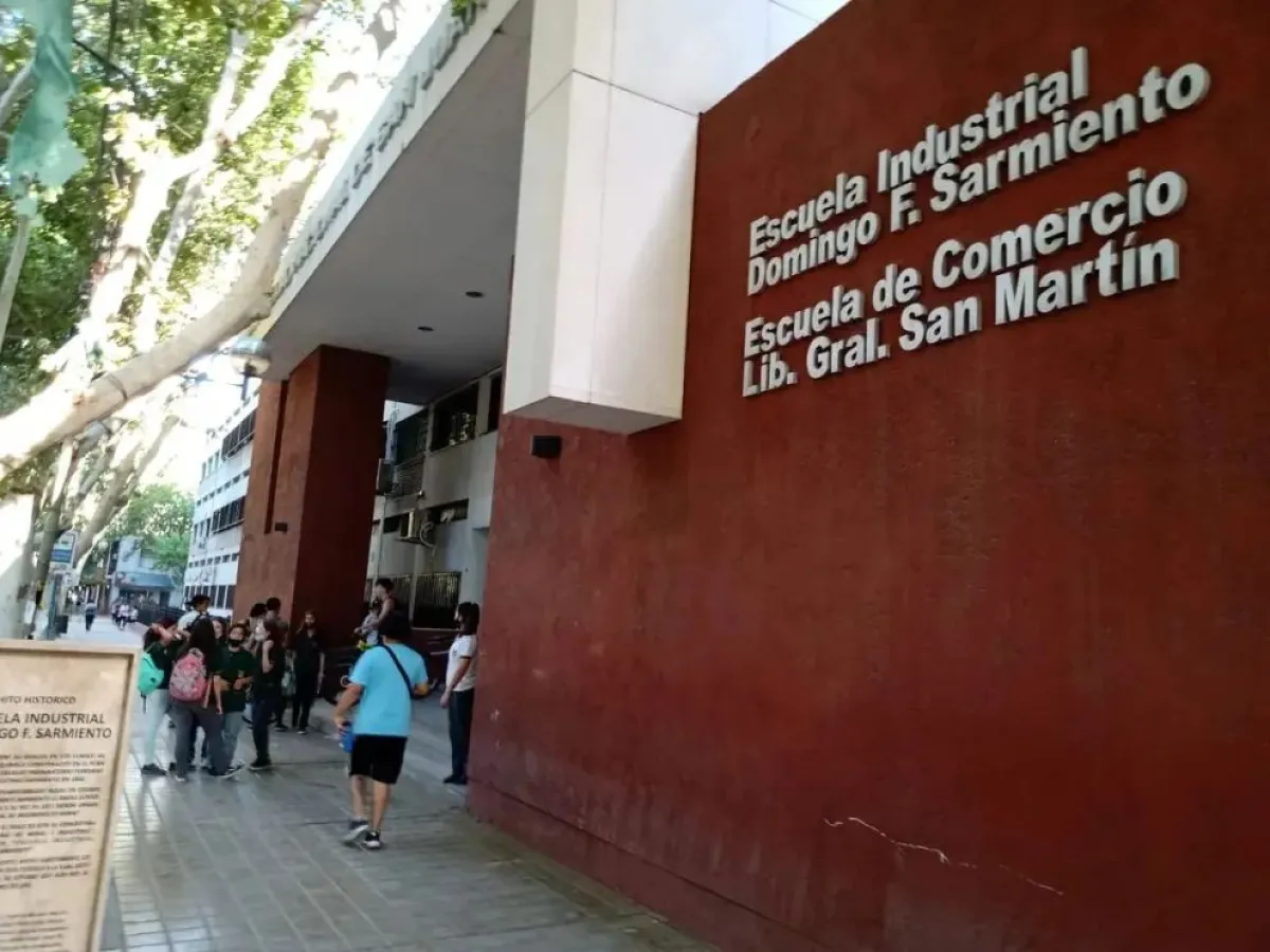 Fachada del edificio de la Escuela Industrial y la Escuela de Comercio de la UNSJ.