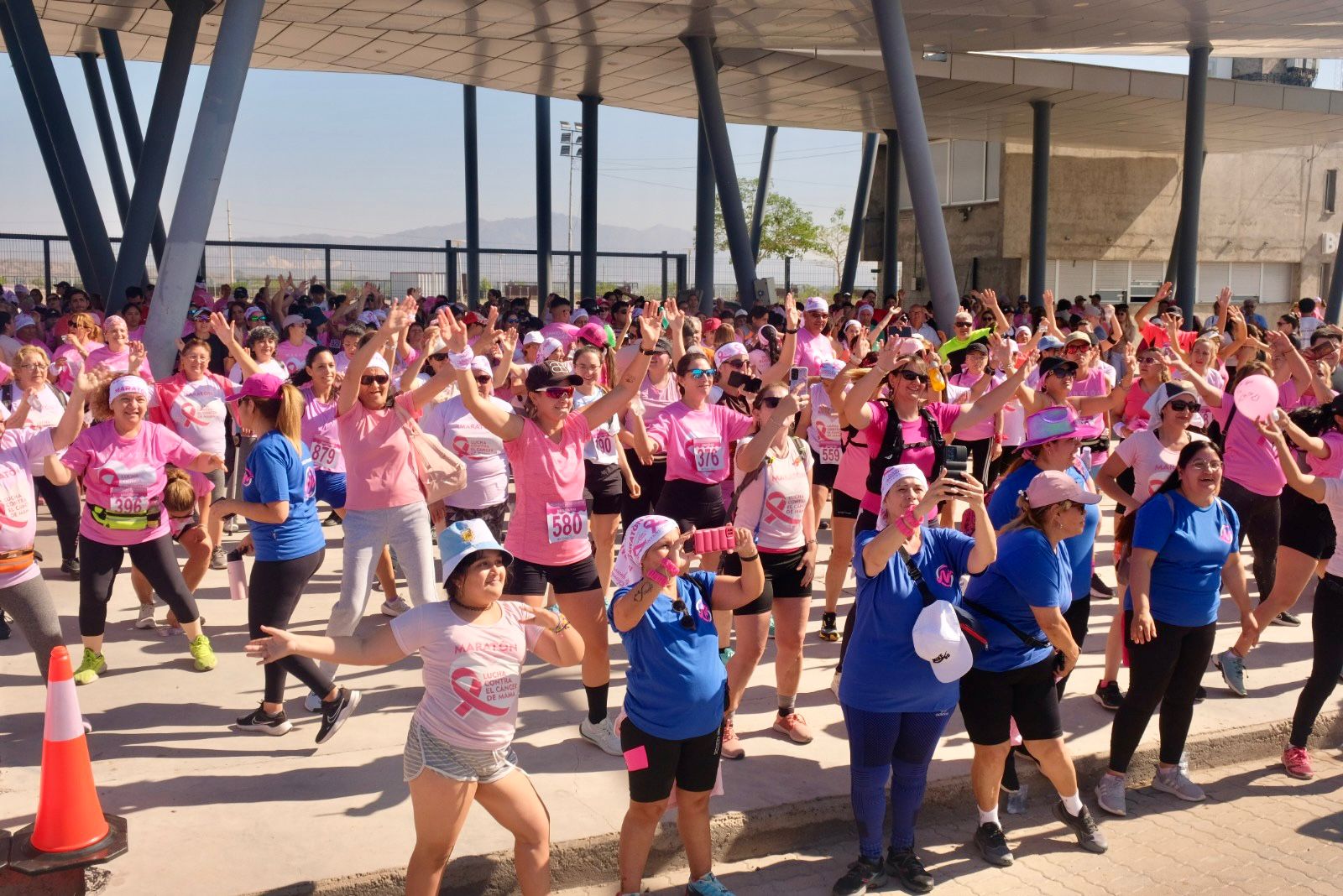 Multitud con remeras rosas en una maratón contra el cáncer de mama en Chimbas