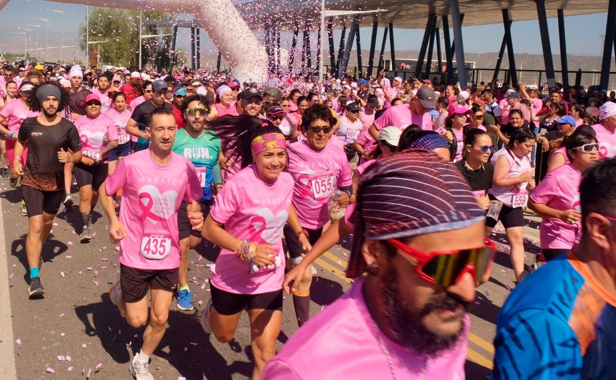 Corredores en la largada de la maratón, entre papelitos de colores