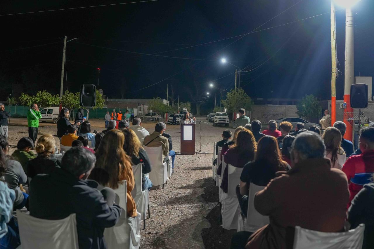 Daniela Rodríguez habla en un atril durante el acto nocturno en el Loteo Nazareno