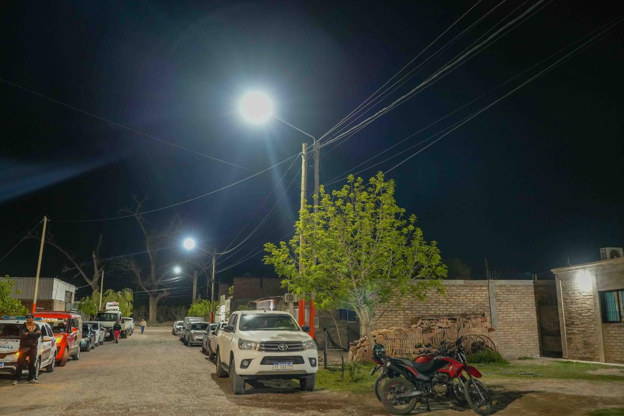 Luminaria LED encendida sobre una calle del Loteo Nazareno, con vehículos estacionados
