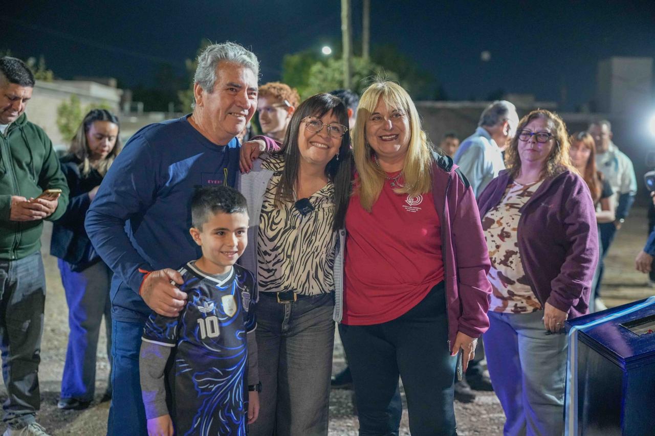 Daniela Rodríguez junto a vecinos y personal municipal en el Loteo Nazareno