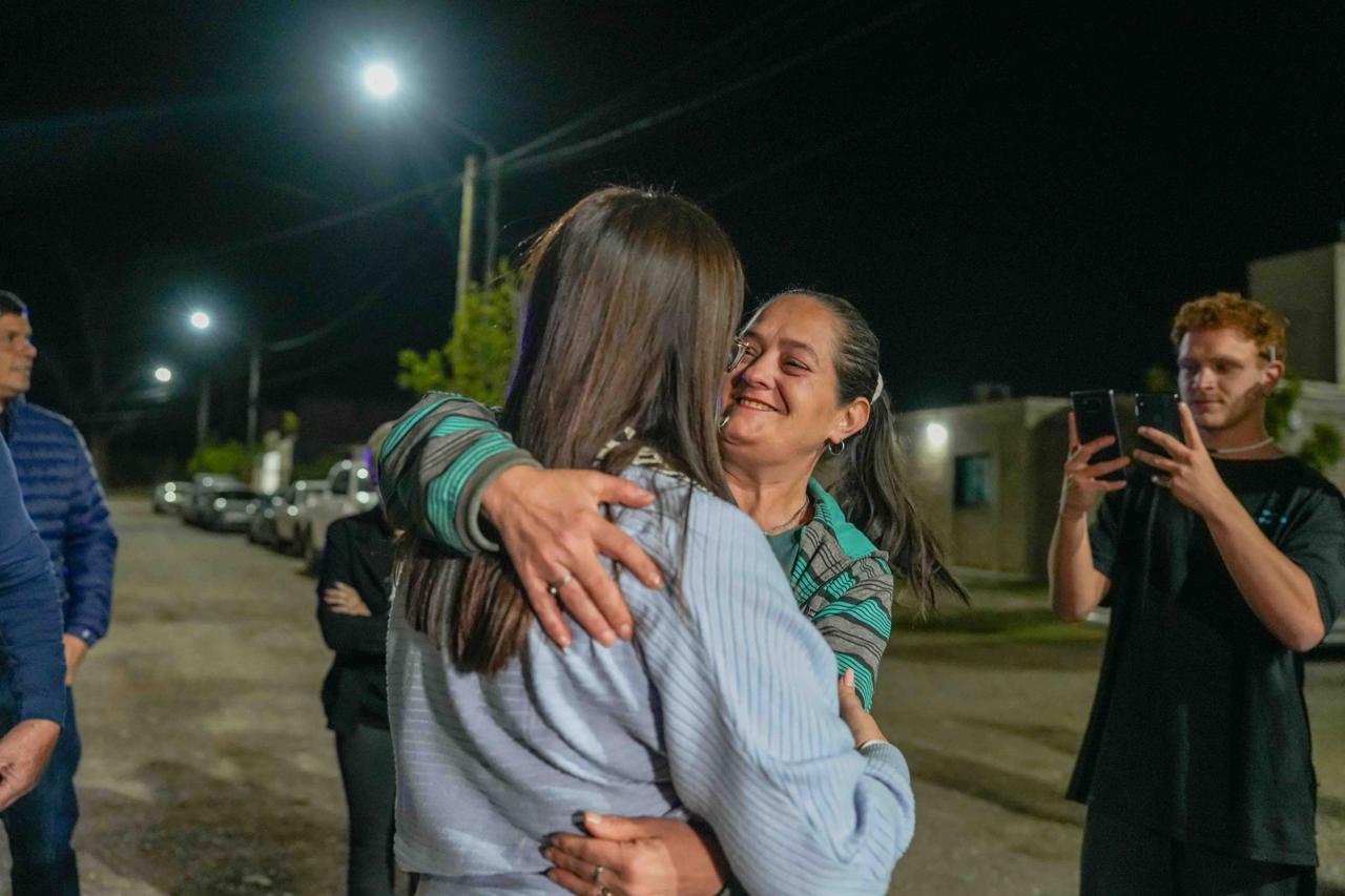Daniela Rodríguez abraza a una vecina durante la inauguración en el Loteo Nazareno