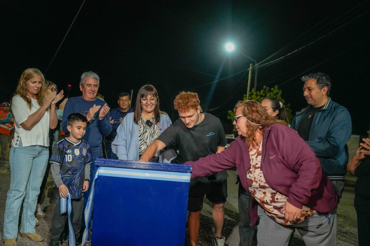 Corte de cinta de la inauguración de la luminaria en el Loteo Nazareno