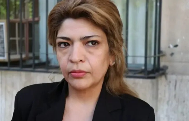 La defensora María Filomena Noriega, de saco negro, frente a una ventana con rejas