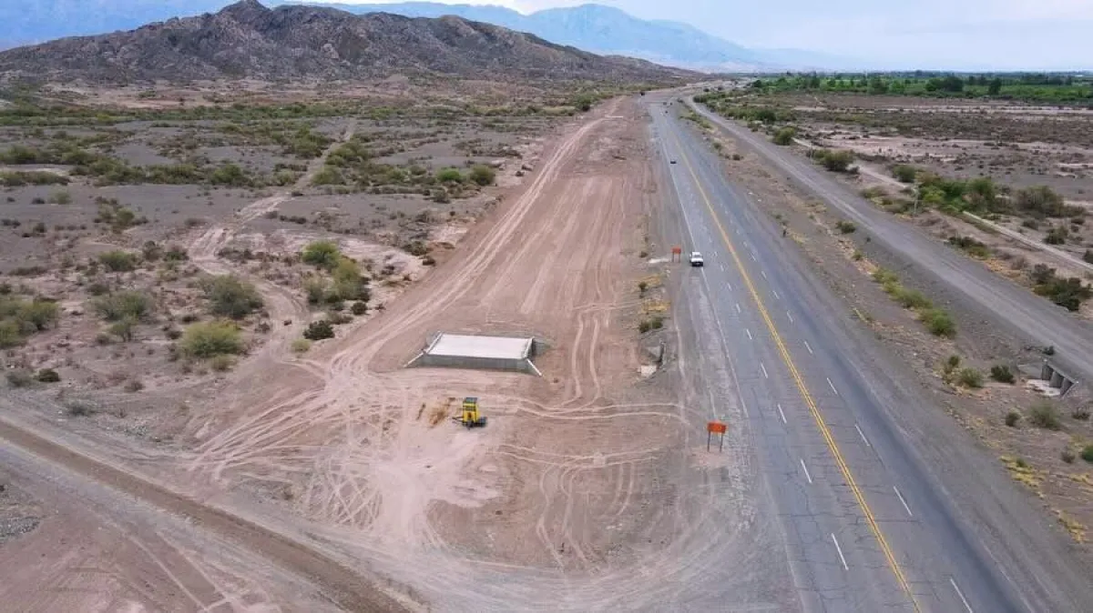 Vista aérea de una ruta y de trabajos viales junto a su calzada.