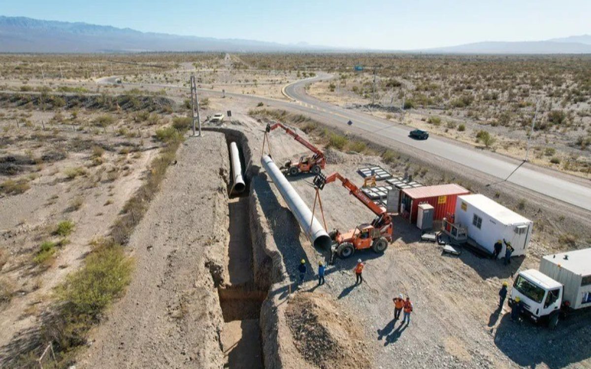Trabajos de colocación de cañerías junto a una ruta.