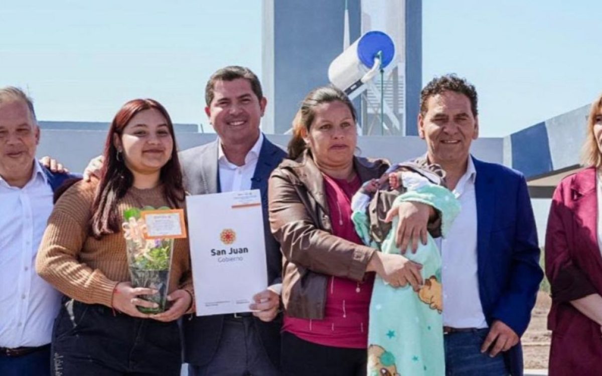 Familias y autoridades durante la entrega de viviendas en Angaco.