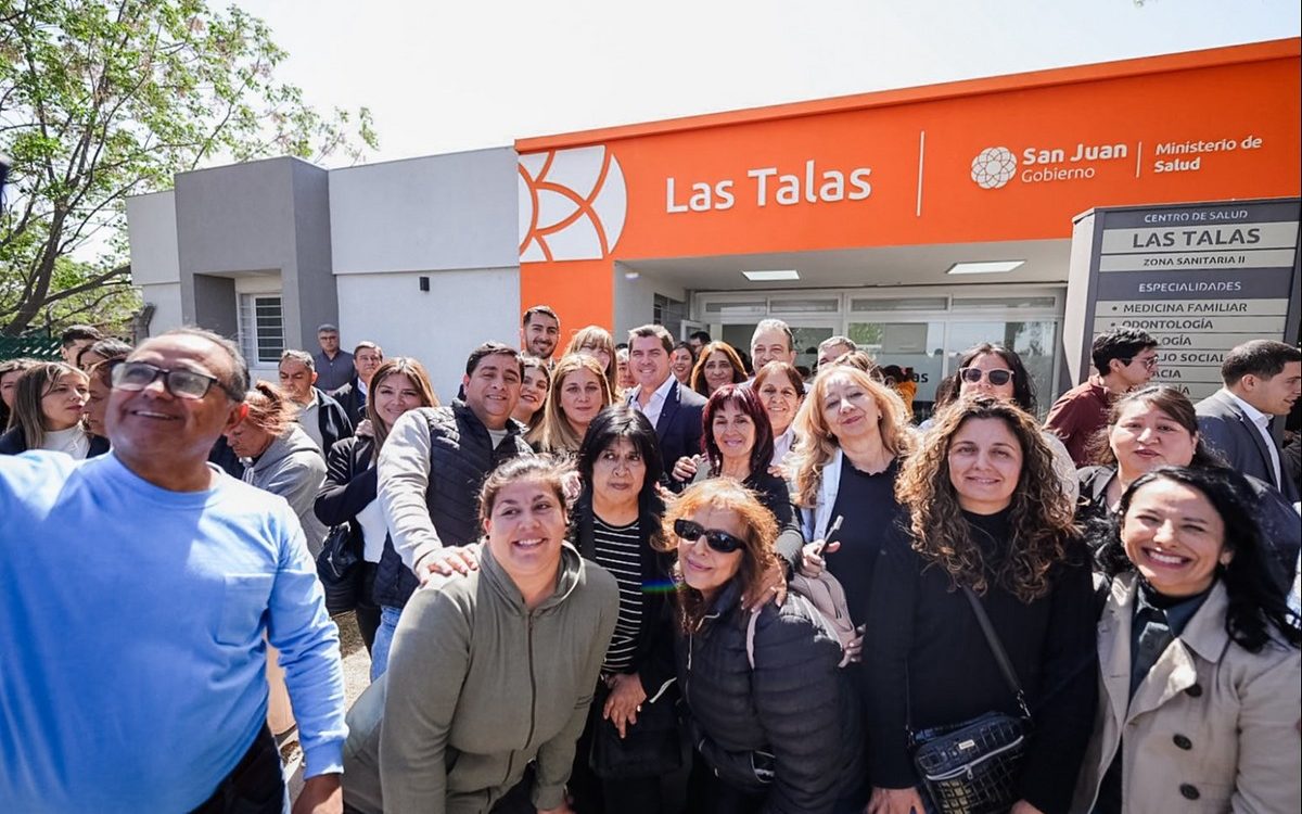 Vecinos y autoridades frente al centro de salud Las Talas, en Caucete.