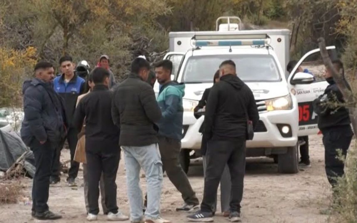 Personal reunido junto a vehículos policiales en el lugar del hallazgo en Caucete.
