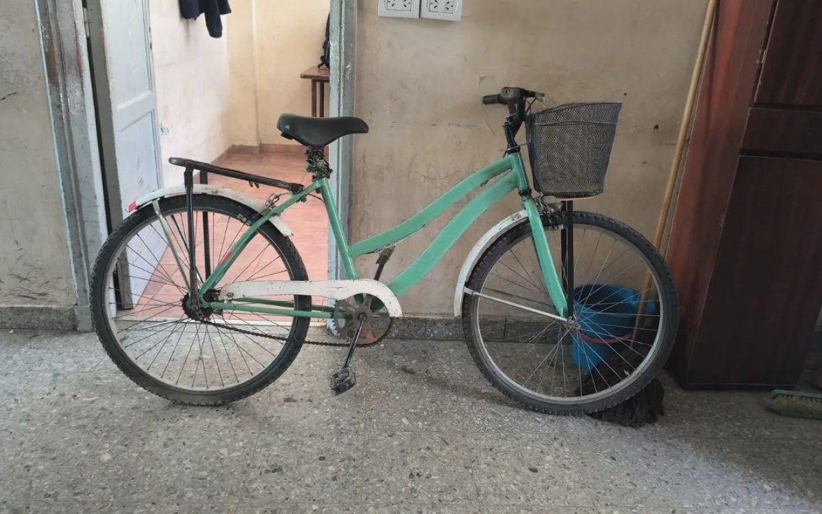 Bicicleta verde recuperada en el procedimiento de Villa El Salvador, Chimbas.