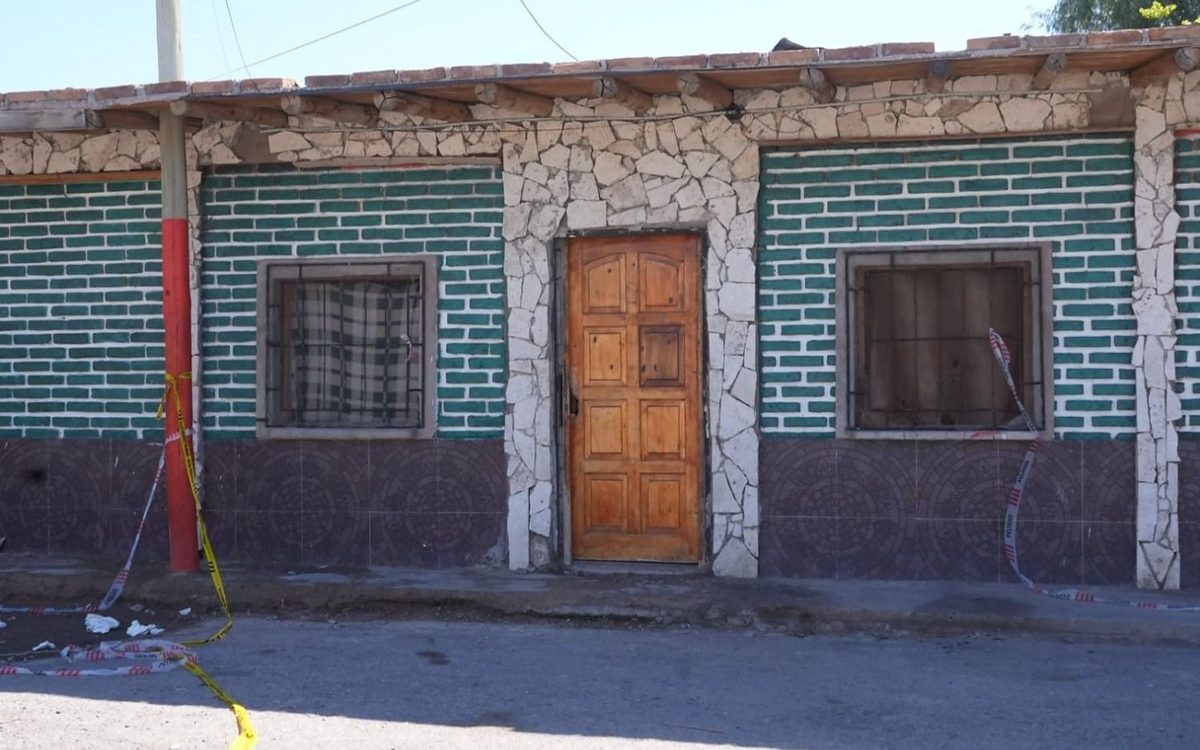 Frente de la vivienda de Villa 1 de Mayo donde ocurrió el hecho, con cintas policiales.