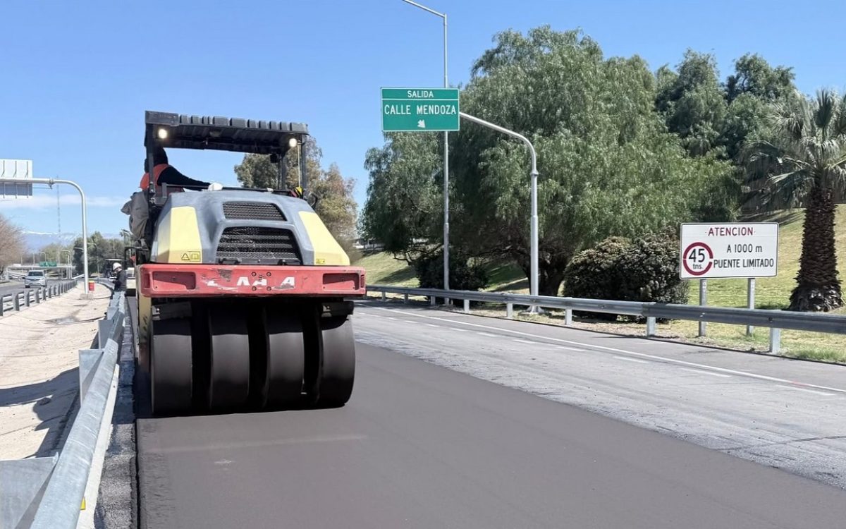 Máquina vial sobre la calzada de Circunvalación, cerca de la salida a calle Mendoza.
