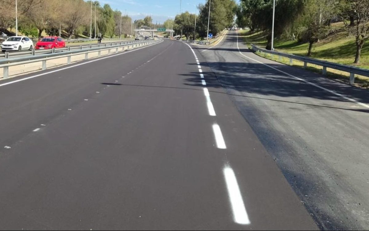 Calzada pavimentada y señalizada de avenida Circunvalación.