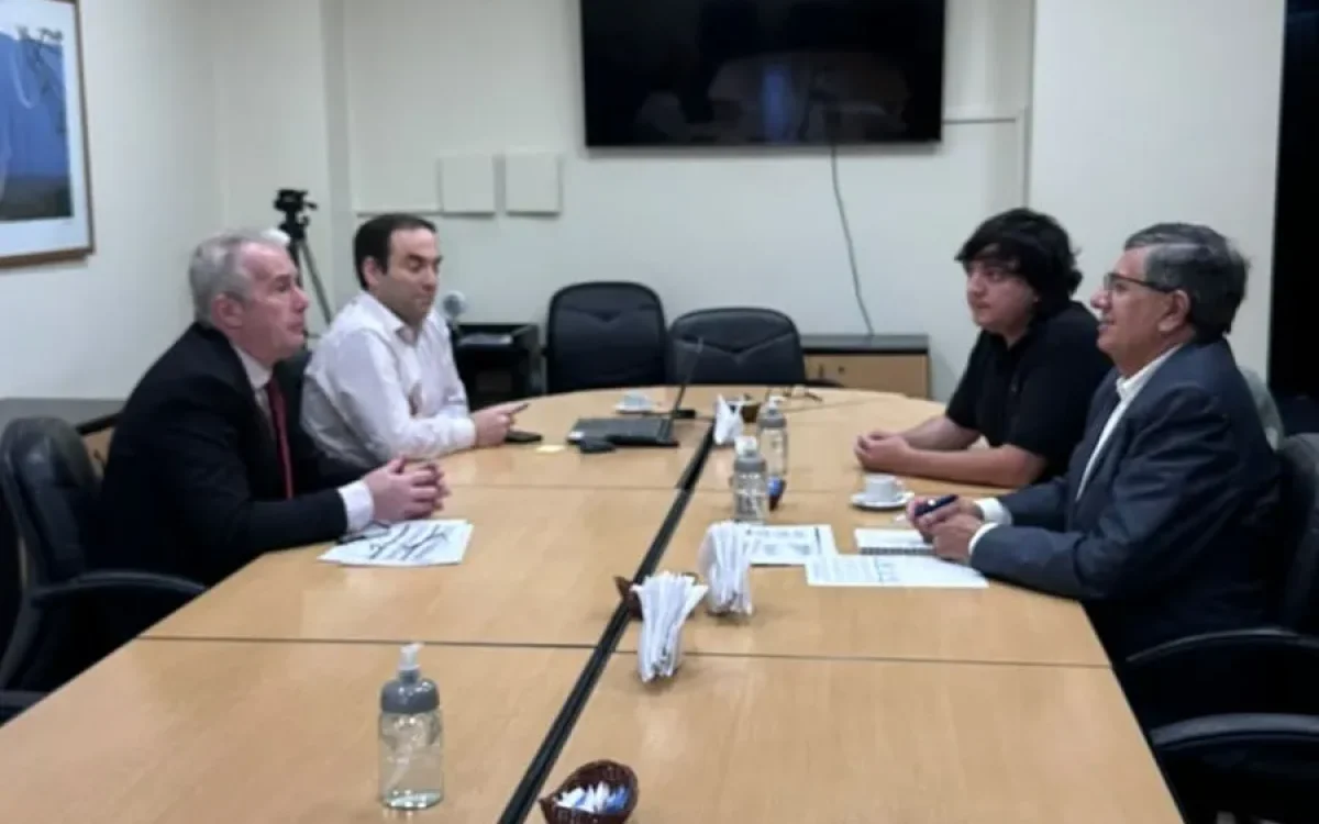 Representantes del comercio sanjuanino y del EPRE reunidos alrededor de una mesa.