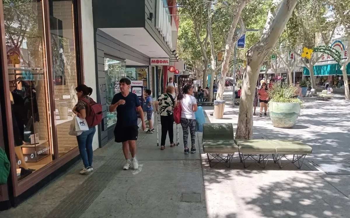 Peatones y locales comerciales en la peatonal sanjuanina.