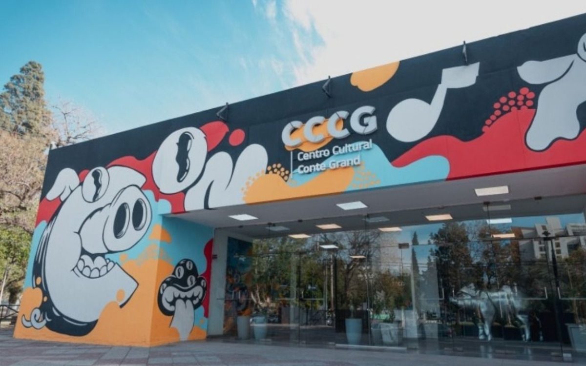 Fachada del Centro Cultural Conte Grand con su mural y entrada principal.