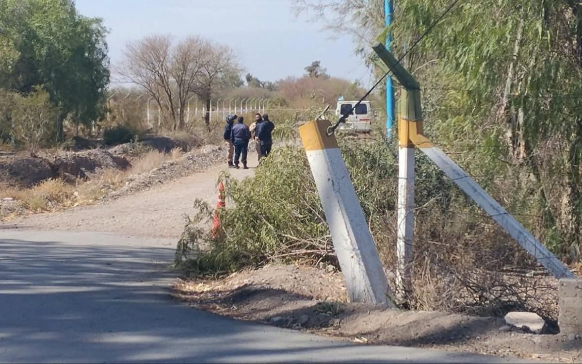 Personal policial junto a una Traffic en la zona del hallazgo en Albardón