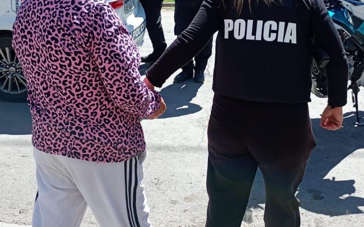 Personal policial durante el procedimiento en barrio Echeverría, con rostros pixelados en la fotografía original.
