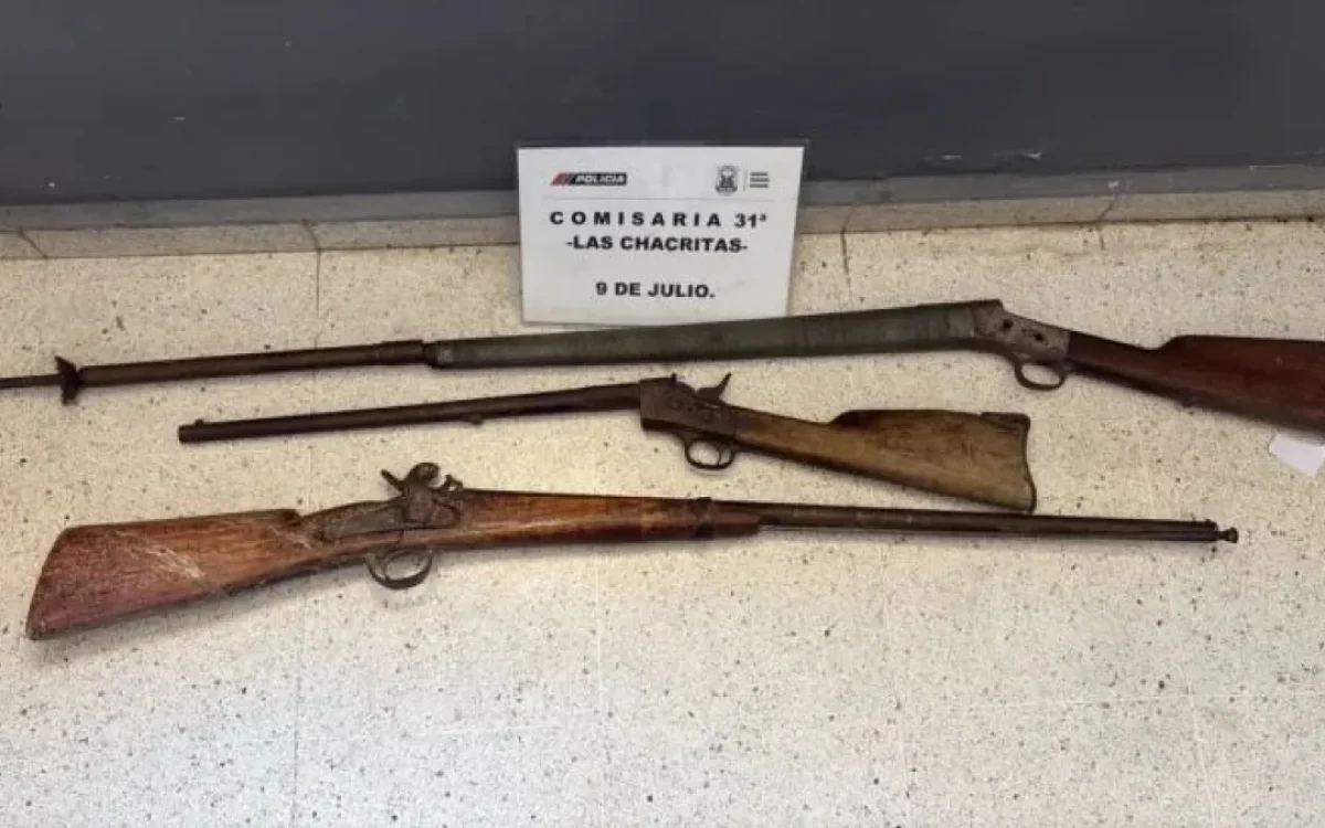 Tres armas largas deterioradas junto a un cartel de la Comisaría 31.ª de Las Chacritas