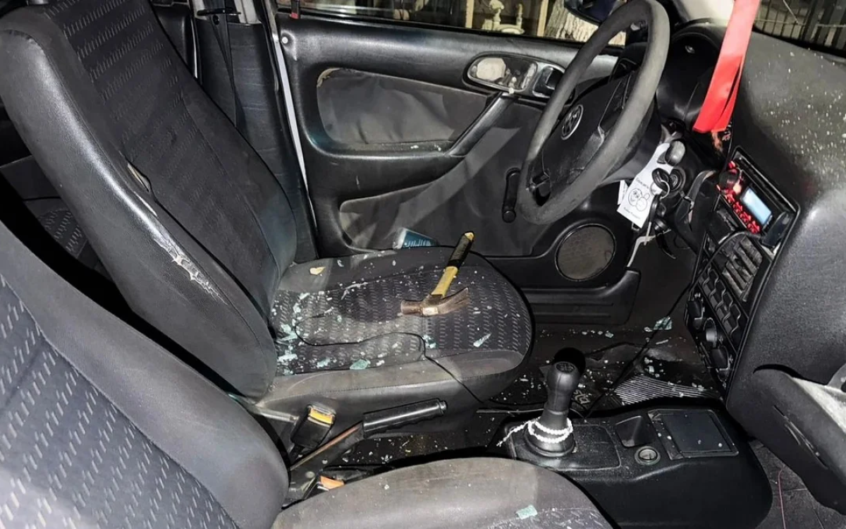 Volkswagen Gol dañado a martillazos en el barrio Costanera de Chimbas