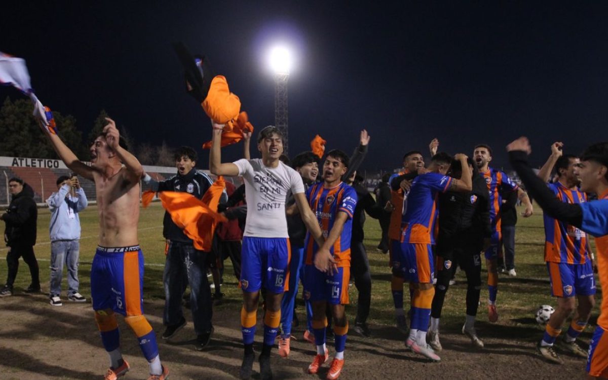 Jugadores de Atletico Minero celebran el titulo del Torneo Apertura en San Juan