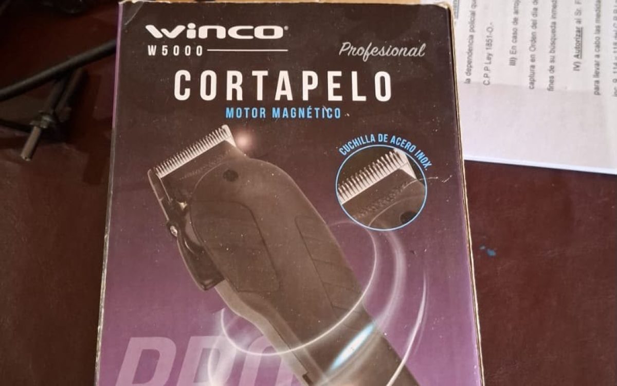 Máquina de cortar pelo y su caja, entre los elementos fotografiados durante la investigación por el robo a una barbería.