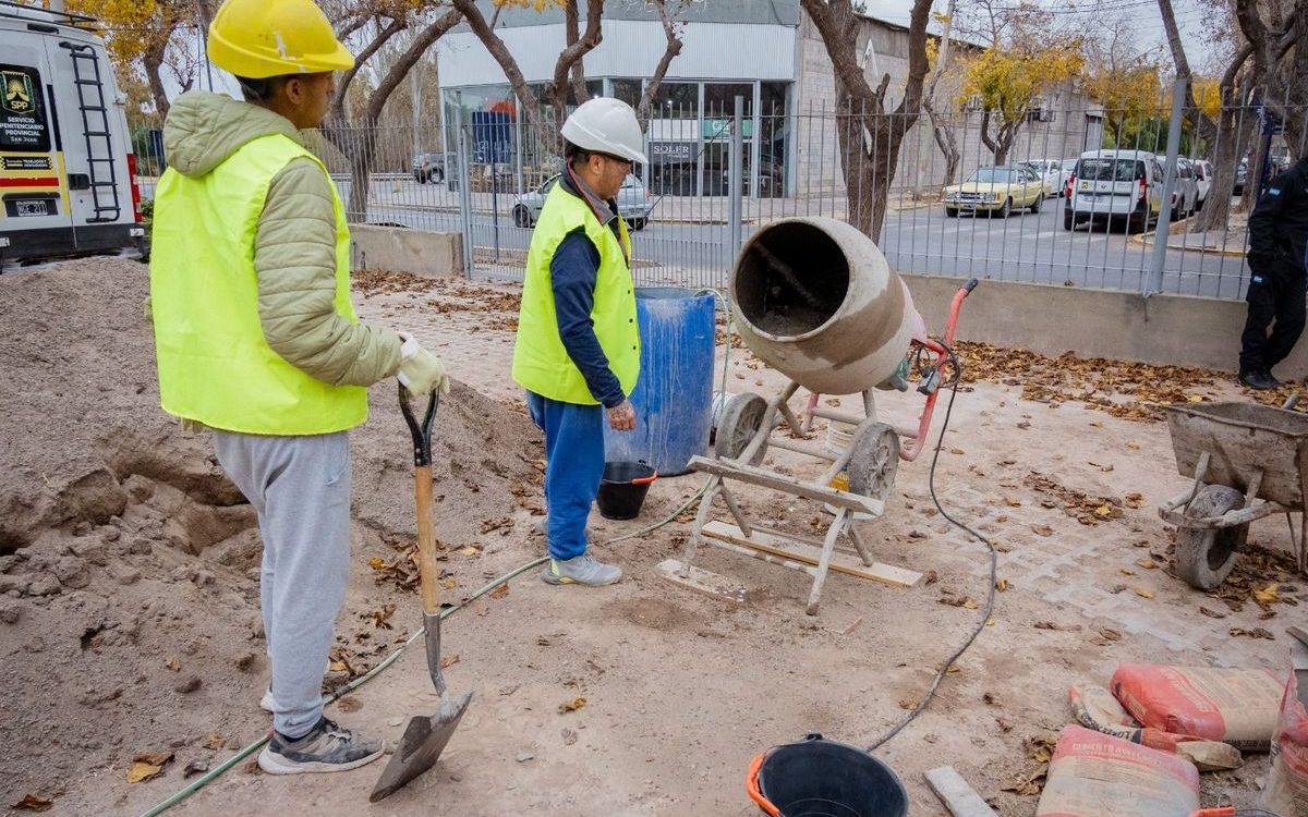 Internos trabajando en la refaccion de la Capilla del Carmen en San Juan