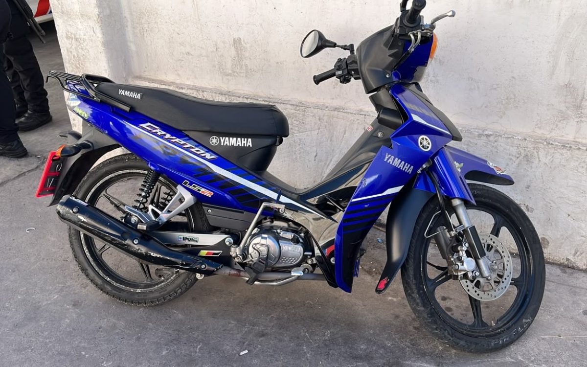 Motocicleta Yamaha Crypton azul y negra en la fotografía aportada sobre el procedimiento en Capital.