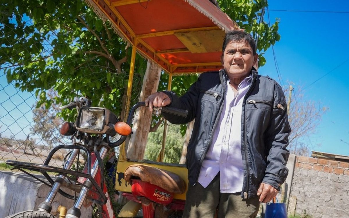 Carlos Armando Sarmiento en su casa de Chimbas, donde atraviesa desde hace décadas un tratamiento de diálisis