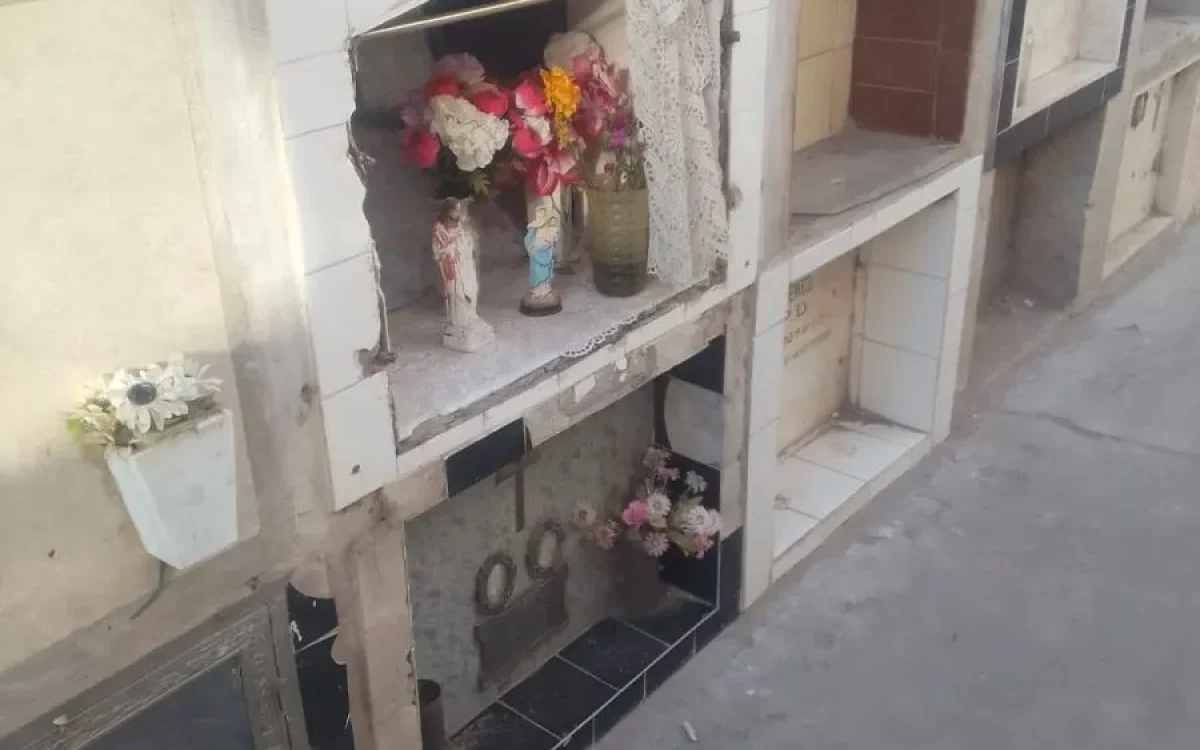 Nichos del cementerio de Caucete con aberturas faltantes en la fotografía difundida por la fuente.