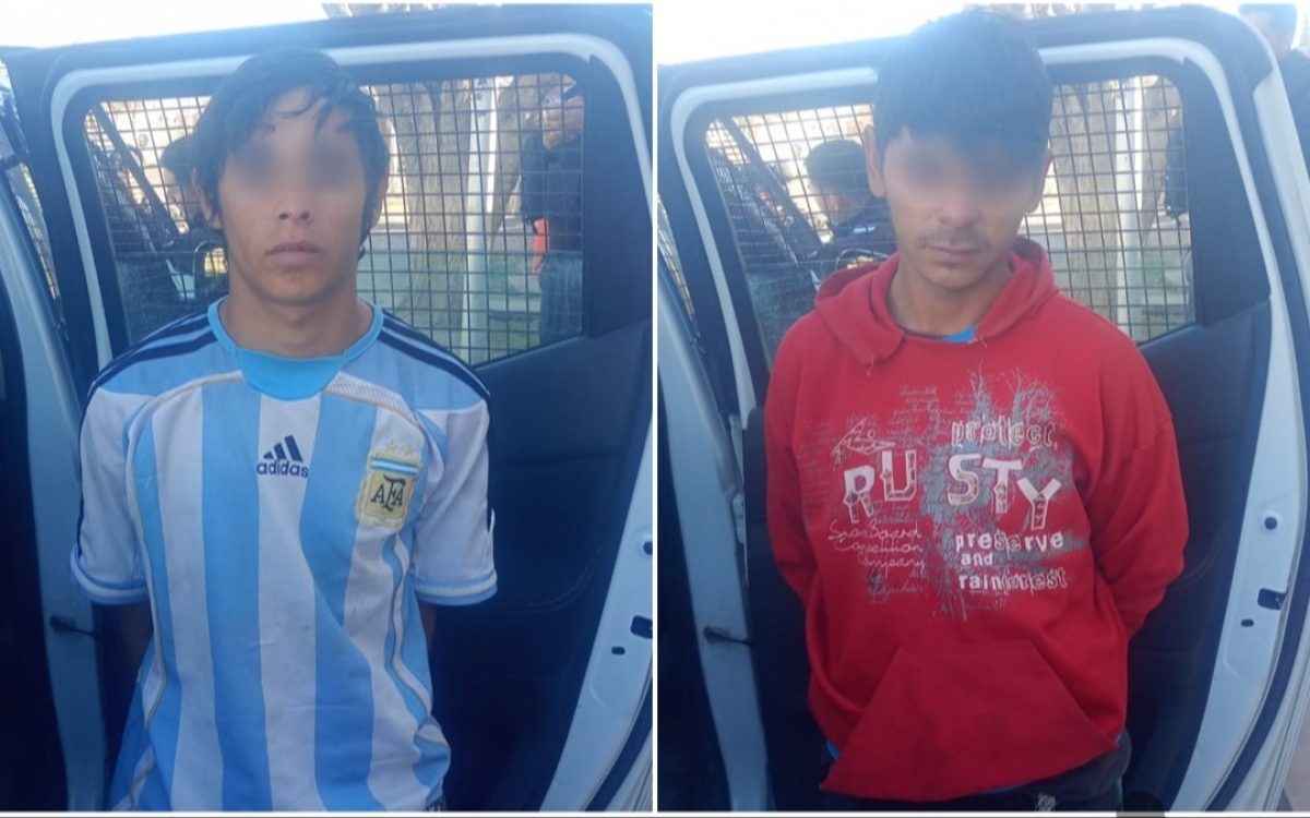 Dos sospechosos caminando frente a una vivienda de Chimbas en una imagen publicada por Diario Huarpe