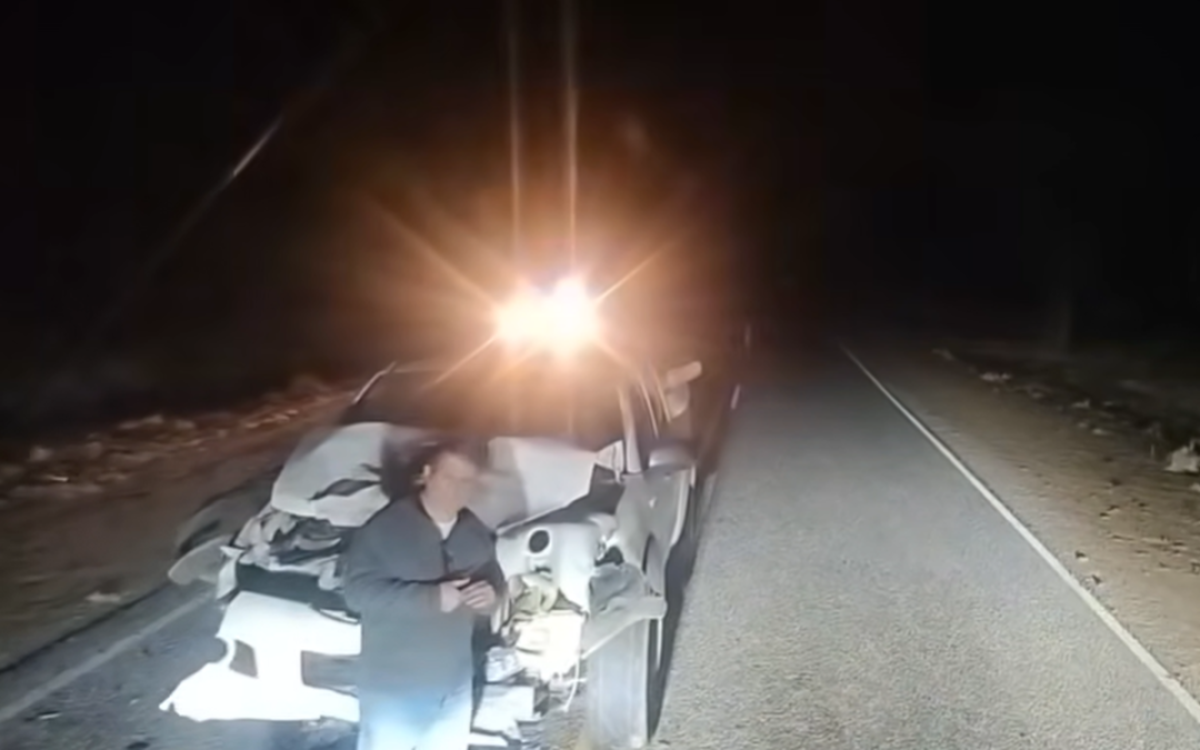 Camioneta destrozada tras chocar con animales sueltos en la Ruta 510 de Valle Fertil