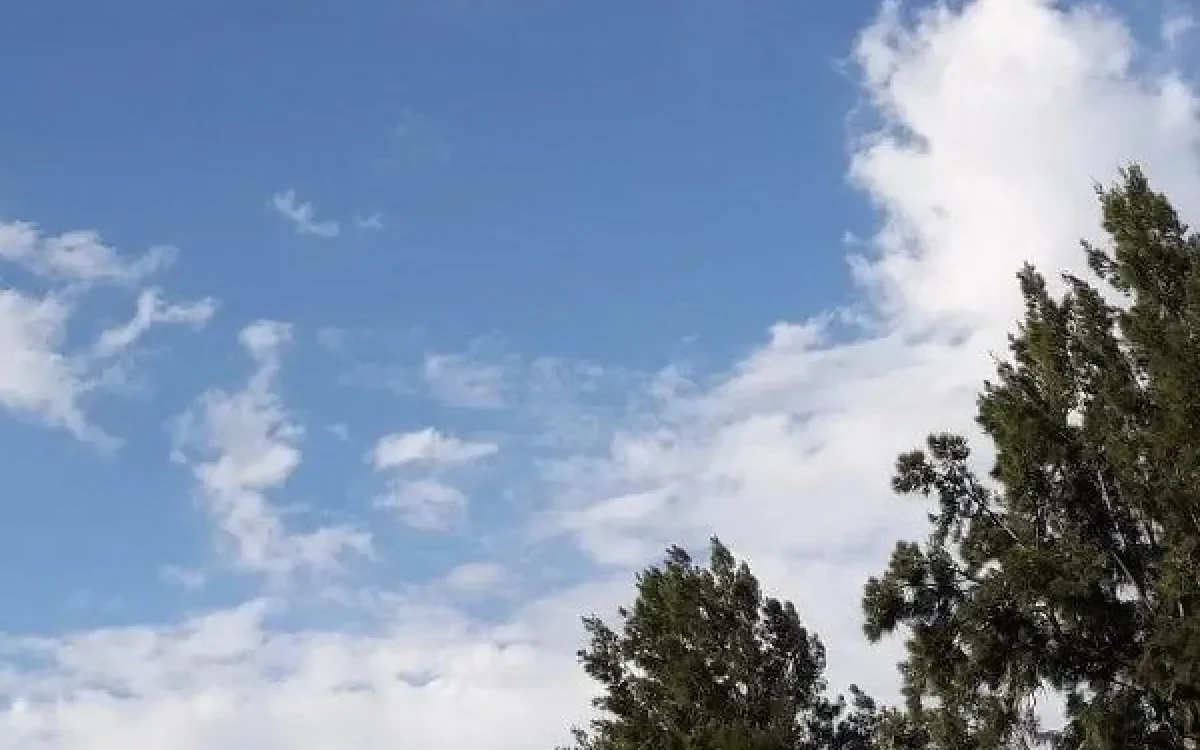 Cielo agradable en San Juan durante una jornada templada
