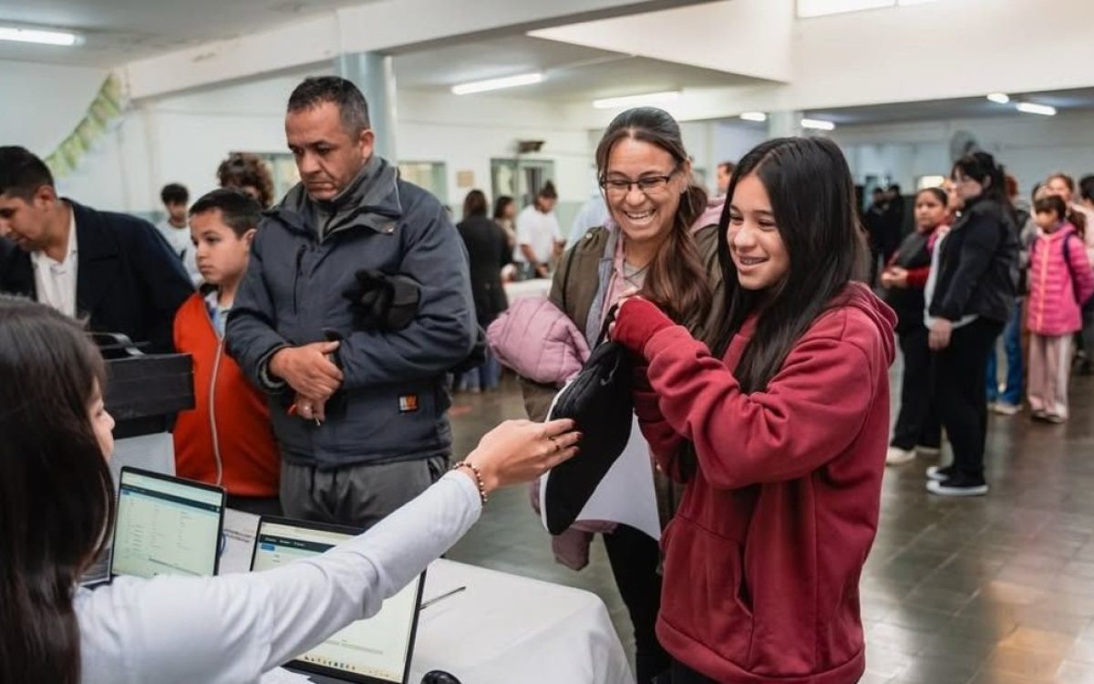 Nueva entrega de computadoras para alumnos y docentes de San Juan