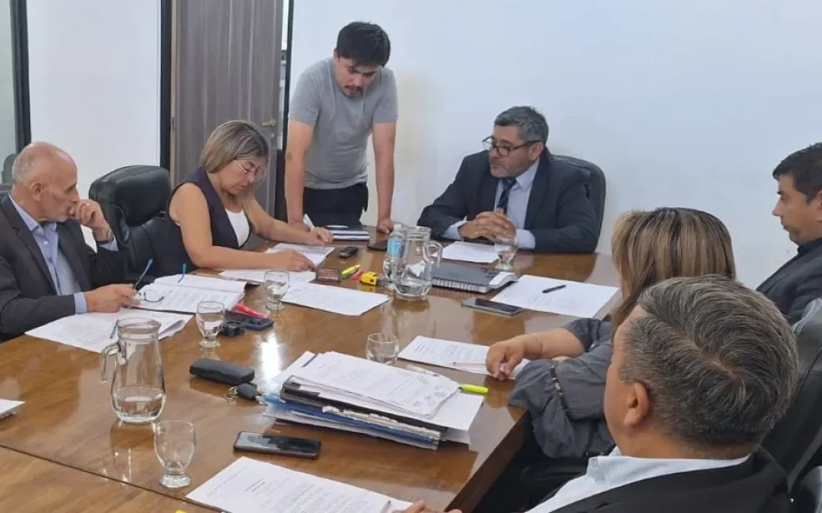 Integrantes del Concejo Deliberante de Chimbas reunidos alrededor de una mesa