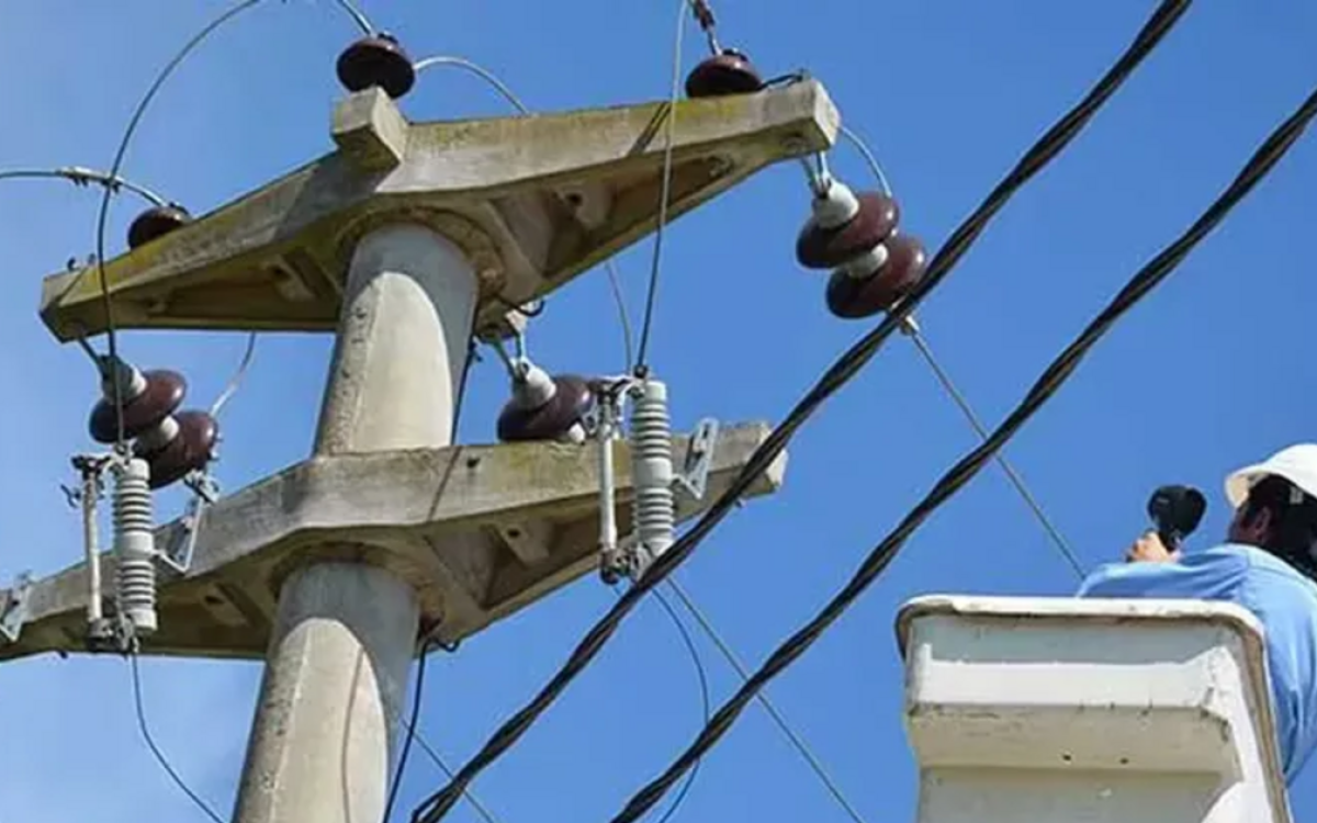 Trabajador en una instalación eléctrica, fotografía de archivo