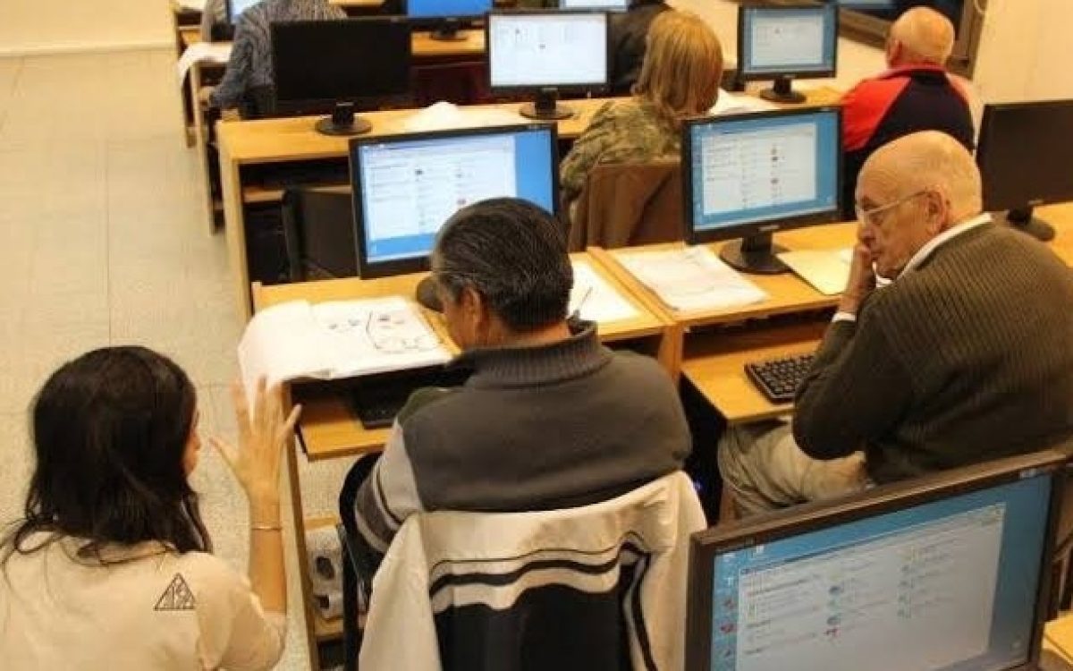 Personas frente a computadoras durante una capacitación, en la fotografía publicada por Diario Huarpe