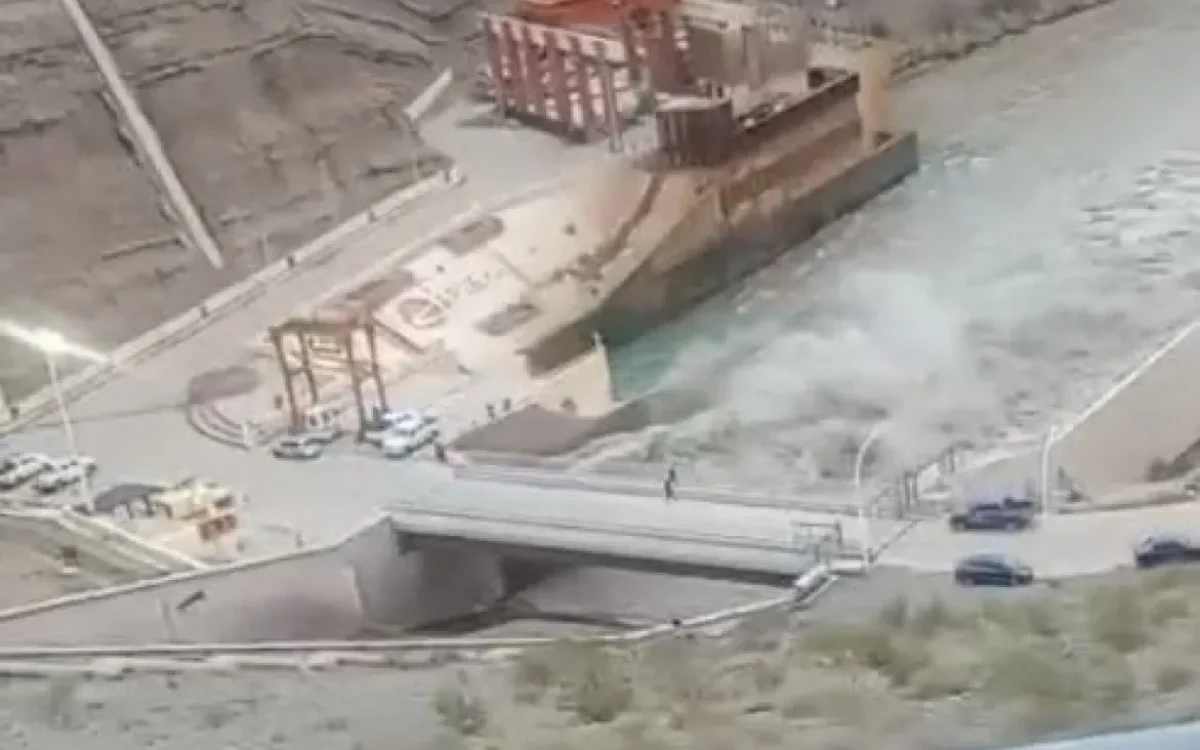Descarga controlada de agua en el Dique de Ullum