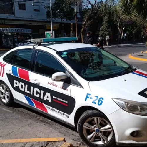 Operativo policial en la zona donde un conductor fue hallado herido de bala cerca de Chimbas